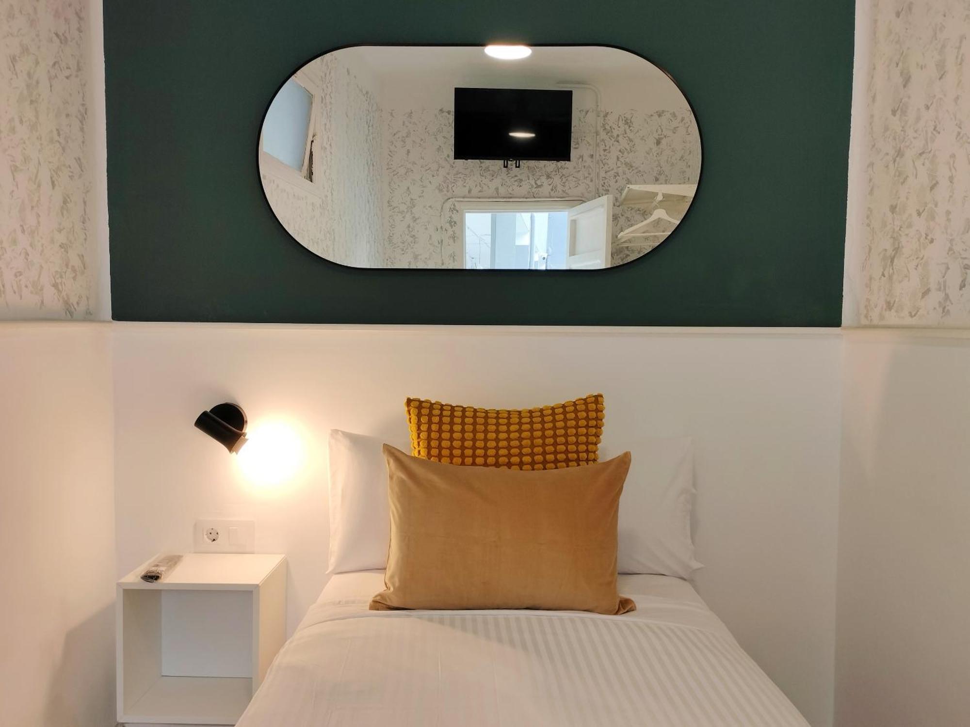 Room27- Center Bed & Breakfast *